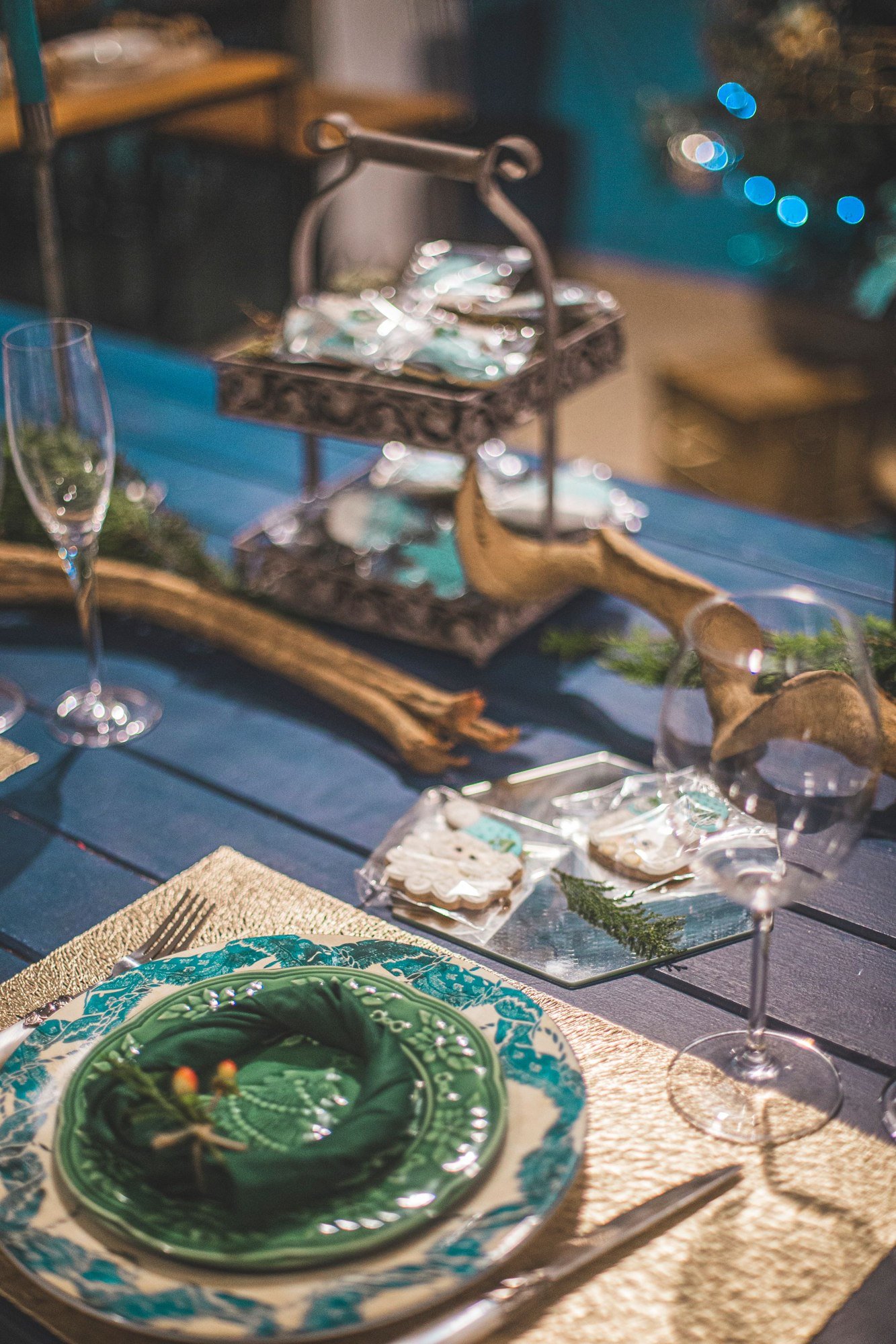 Green and gold at the festive table