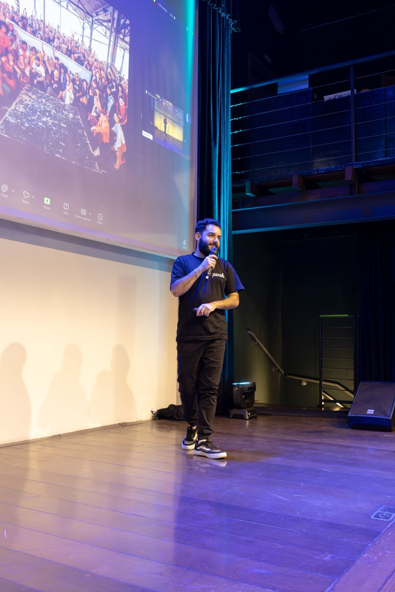 A focused stage environment